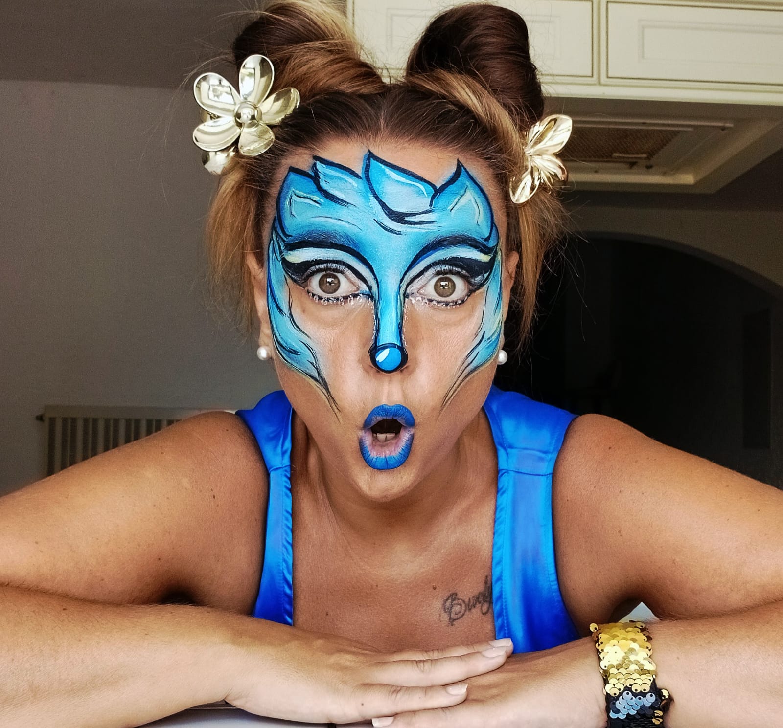 Blaues Fantasy-Make-up und Body Art